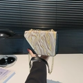 Bolso cuadrado de cuero negro con solapa de mármol y correa de cadena dorada - Negro