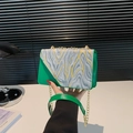 Bolso de hombro verde con solapa de mármol y cadena dorada para mujer moderna - Verde