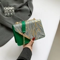 Mini borsa a tracolla con motivo marmorizzato verde e grigio e catena dorata - Verde