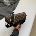 Schwarze Satteltasche aus Leder mit braun gepunkteter Klappe und breitem Stoffgurt - Kleeblatt - Schwarz