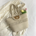 Bolso de mano tejido beige con solapa de cuero marrón, motivo de ondas y perla - Blanco Roto