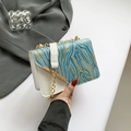 Borsa a tracolla in PU bianca e blu con catena dorata e pattina decorata - Blu