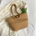Bolso tote de paja color caqui con cierre de perla y textura tejida ondulada única - Caqui