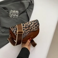 Detail der Retro-Satteltasche mit Leopardenmuster-Klappe und verstellbarem Riemen - Leopard Braun