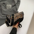 Detail der Satteltasche mit Leopardenmuster-Klappe und breitem Canvas-Gurt - Leopardenmuster Schwarz