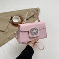 Sac à main rectangulaire en cuir rose avec boucle strass luxueuse et poignée supérieure - Rose