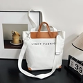 Bolso tote de lona blanca con ribete de cuero marrón y correa de hombro ajustable - Blanco