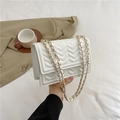 Elegante weiße Umhängetasche mit Chevron-Steppung und goldener Kette für Damen - Gebrochenes Weiß