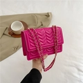 Minimalistische fuchsia Umhängetasche mit V-Steppung und Metall-Kettenriemen - Rosarot