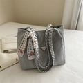 Borsa tote grigia con texture a pieghe, manici intrecciati argento e foulard di seta - Argento