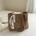 Borsa tote marrone plissettata con manici intrecciati e dettaglio foulard di seta - Marrone