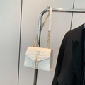 Sac bandoulière blanc à motif crocodile avec boucle dorée et détail de gland élégant - Blanc