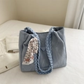 Borsa tote celeste in ecopelle con manici intrecciati e foulard decorativo in seta floreale - Blu