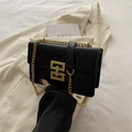 Bolso bandolera negro de cuero con hebilla dorada y correa de cadena - Negro