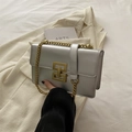 Bolso bandolera plateado metalizado con un cierre vintage dorado de doble cuadro metálico - Plateado