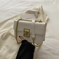 Bolso bandolera de cuero blanco con hebilla geométrica dorada y correa de cadena - Blanco
