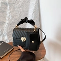 Bolso bandolera acolchado negro con cierre de corazón dorado y mini monedero a juego - Negro
