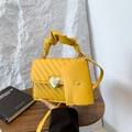 Bolso de hombro amarillo acolchado con hebilla de corazón y asa con volantes - Amarillo