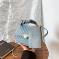 Bolso acolchado azul claro con cierre de corazón y asa fruncida en conjunto - Azul