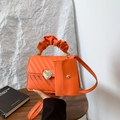Bolso bandolera acolchado naranja con cierre de corazón dorado y asa fruncida - Naranja