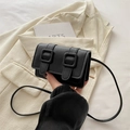 Borsa a tracolla nera minimalista con patta a doppia fibbia in pelle opaca di lusso - Nero
