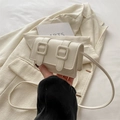 Mini borsa a tracolla chic bianco crema con doppie fibbie decorative in pelle morbida - Bianco