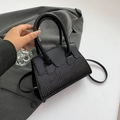 Sac bandoulière trapèze noir minimaliste avec cuir gaufré crocodile et détails dorés - Noir