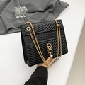 Elegante schwarze Stepptasche mit goldener Kette, Logo und modischer Reliefverzierung - Schwarz