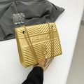 Elegante goldene gesteppte Umhängetasche aus Kunstleder mit Kette und S-Verschluss - Gold