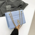 Hellblaue gesteppte Umhängetasche aus Leder mit goldener Kette und Mode-Logo - Blau