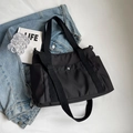 Vielseitige schwarze Nylon-Tragetasche mit Metallschnallentasche und breitem Gurtband - Schwarz