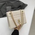 Sac à bandoulière matelassé beige chic avec chaîne dorée et logo en métal chic - Blanc
