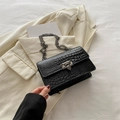 Sac bandoulière élégant noir à motif crocodile avec finition brillante et chaîne en métal - Noir