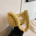 Borsa a tracolla gialla con trama popcorn, etichetta LOVE FASHION e manico morbido - Giallo
