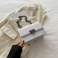 Sac bandoulière blanc motif crocodile avec fermoir en métal rétro et bandoulière chaîne - Blanc