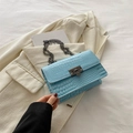 Sac bandoulière carré bleu clair avec motif crocodile et chaîne argentée - Bleu