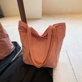 Minimalistische rosa Nylon-Tragetasche mit breiten Griffen und aufgesetzter Fronttasche - Rosa