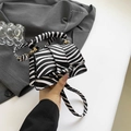Minibolso con estampado de cebra, herrajes dorados y correa de hombro extraíble - Estampado de Cebra Negro