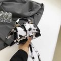 Bolso bandolera chic de piel sintética con estampado de vaca con hebilla blanca y oro - Estampado de Vaca Negro