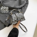 Mini bolso bandolera de pata de gallo con herrajes dorados y asa fruncida moderna - Pata de Gallo Negro