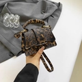 Bolso bandolera pequeño con estampado de leopardo en cuero PU y detalles metálicos dorados - Leopardo Marrón