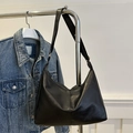 Schwarze sichelförmige Schultertasche aus Kunstleder mit breitem Riemen am Metallbügel - Schwarz