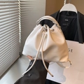 Minimalistische weiße Kordelzug-Beuteltasche aus Kunstleder mit Griff und Metallösen - Weiß