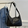 Minimalistische schwarze Tasche mit geometrischen Nähten und breitem Schultergurt - Schwarz Kariert