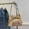 Borsa tote beige con un grande fiocco decorativo e tracolla per il pendolarismo quotidiano - Cachi
