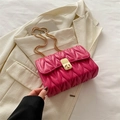 Sac bandoulière fuchsia matelassé à motif de vagues avec fermoir doré luxueux - Rose rouge