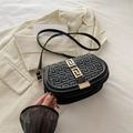 Minimalistische zwarte crossbody tas met geometrische patronen en gouden sluiting - Zwart