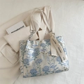 Off-white bloemen tote bag met blauwe hortensia's en luxe ketting schouderriem - Blauw