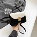 Bolso bandolera elegante en blanco y negro con cierre giratorio dorado y asa de mano - Blanco
