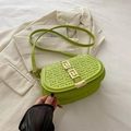Groene crossbody tas met Grieks patroon reliëf en gouden metalen gespsluiting - Kiwigroen